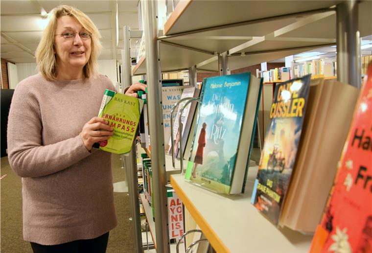 Anja Böltes, die stellvertretende Leiterin der Stadtbücherei Nordenham, freut sich, ab Donnerstag die Bibliothek wieder für die Nordenhamer Leseratten und Bücherwürmer öffnen zu können - auch wenn coronabedingt noch unter Auflagen und mit Einschränkungen. Foto: Kühnemuth