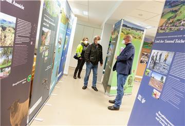 Anja Hanke, Hartmut Magers und Jürgen Rahmel gehören zu den ersten Besuchern, die sich die neue Ausstellung im Nationalpark-Haus Wurster Nordseeküste am Freitagnachmittag anschauen.