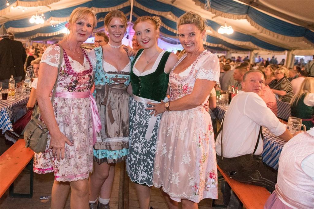 Anja Kiefer, Laura Thiele Thjana  und Birgit Roes. Laura hat ihr Dirndl selbst g...