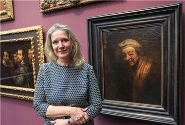 Anja Sevcik steht zwischen einem Selbstbildnis von Peter Paul Rubens unter Freunden (links) und einem Selbstbildnis von Rembrandt (rechts). 