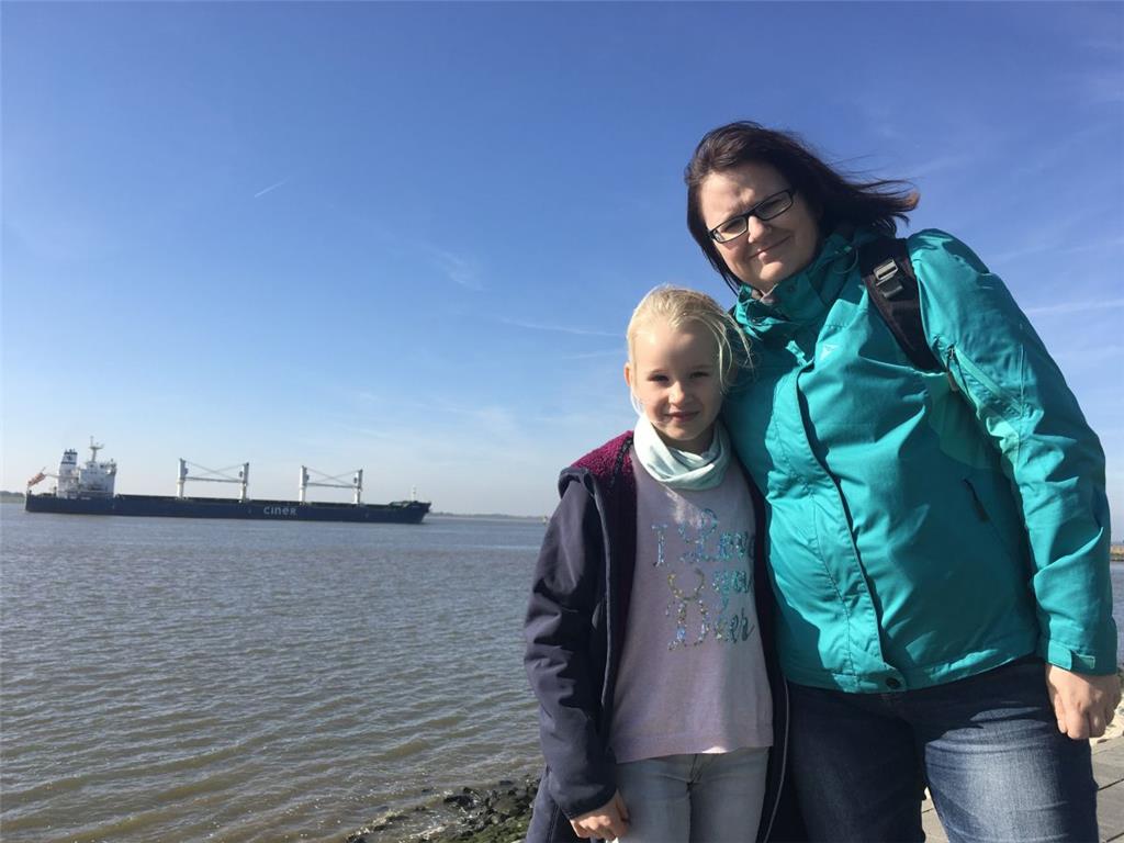 Anja Wolff und Tochter  Marie (8) aus Magdeburg sind spontan nach Bremerhaven ge...