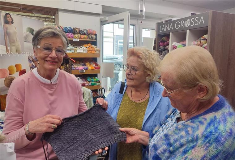 Drei Frauen mit einem gestrickten Stück