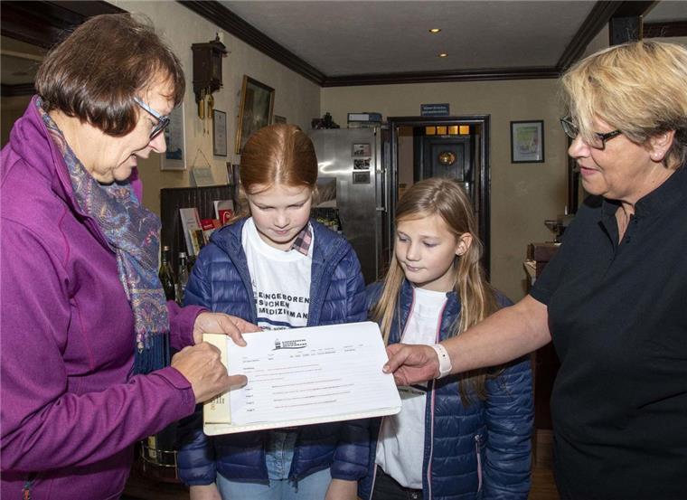 Wremen: Bürger und Grundschüler suchen mit Video–Botschaften neuen Arzt Anke Menke (von links) war zusammen mit Lysanne (10 Jahre) und Janca (9 Jahre) im Ort unterwegs und befragten Inge Wolters vom Gasthaus Zur Börse, warum sie so gerne in Wremen lebt.