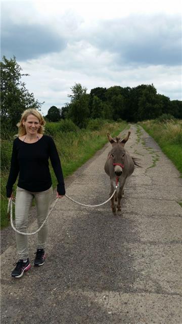 Anke Middelberg beim Spaziergang mit Hausesel „Wallace“. Er ist schüchtern und findet besonders Pferde unheimlich. Aber wenn man ihm Mut zuspricht, dann fasst er sich ein Herz. 