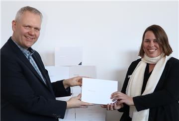 Anke Renken nahm jetzt für die Kreisvolkshochschule Wesermarsch 60 Tablets in Empfang. Überreicht wurden sie von Wissenschaftsminister Björn Thümler.