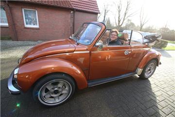 Anke von Deetzen und ihr VW Käfer Cabriolet.
