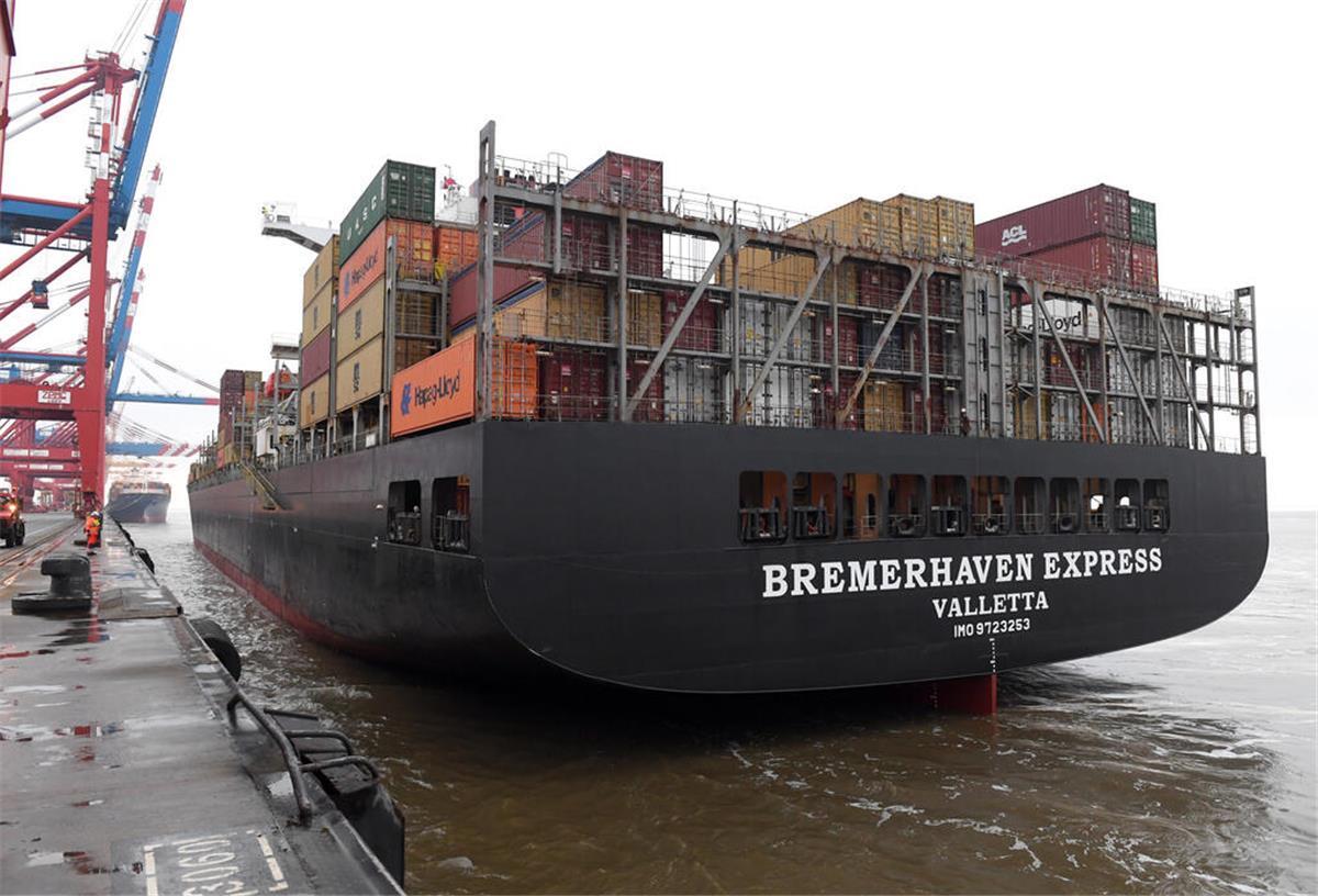 „Bremerhaven Express“ fährt Südamerika-Route Ankunft am Container Terminal: Die „Bremerhaven Express“.