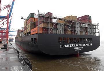 Ankunft am Container Terminal: Die „Bremerhaven Express“.