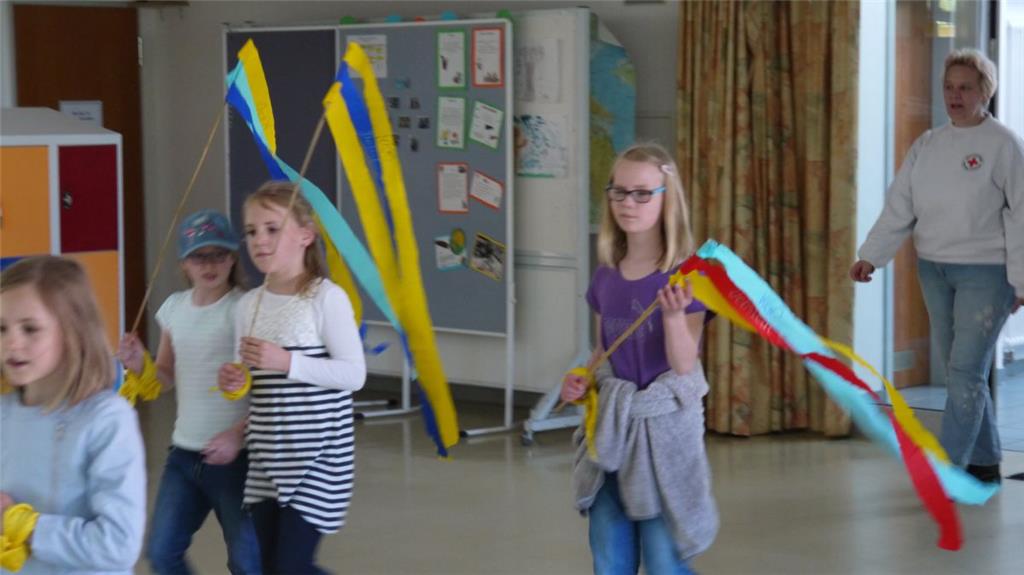 Ankunft des Festumzuges in der Aula der Grundschule Nordholz.