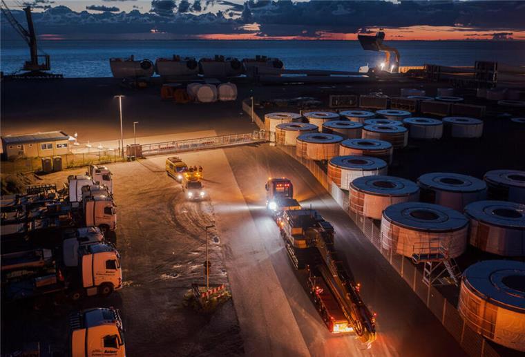 Ankunft des neuen Flaggschiffs der Eggers Kampfmittelbergung im Morgengrauen in Cuxhaven nach siebenstündigem Transport aus Glinde bei Hamburg.