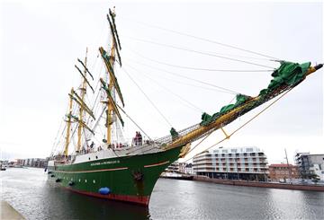 Ankunft im Neuen Hafen: Die „Alexander von Humboldt II“ bleibt aber nur eine Woche.