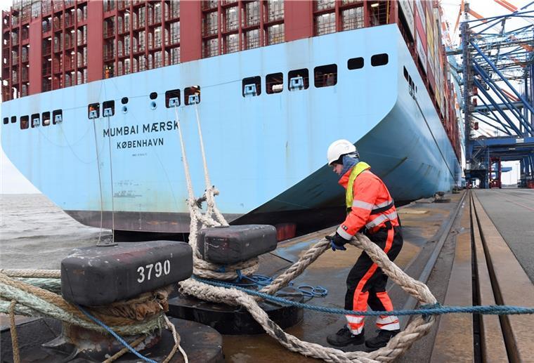Ankunft in Bremerhaven: Die „Mumbai Maersk“ wird fesgemacht.