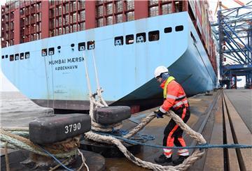 Ankunft in Bremerhaven: Die „Mumbai Maersk“ wird fesgemacht.