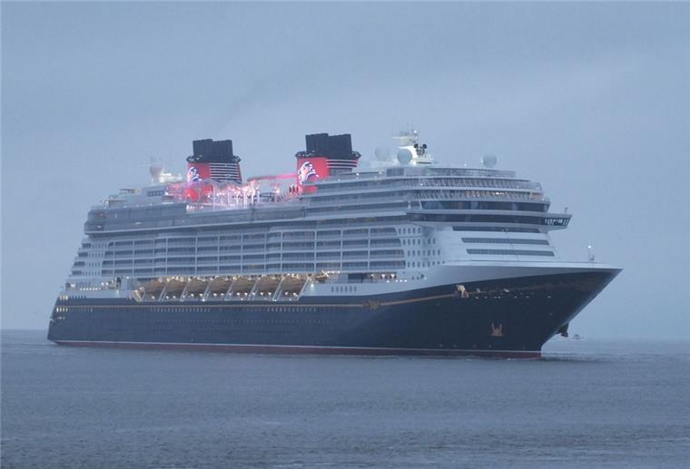 Ankunft in Bremerhaven im Morgengrauen: Die „Disney Wish“ wird künftig von den USA aus fahren.