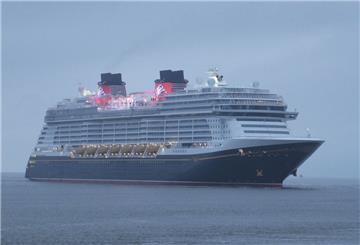 Ankunft in Bremerhaven im Morgengrauen: Die „Disney Wish“ wird künftig von den USA aus fahren.
