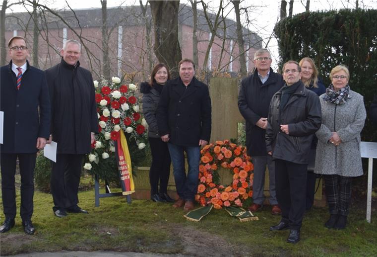 Anlässlich des 75. Todestages des Politikers Theodor Tantzen trafen sich am Grabmal der Familie auf dem Abbehauser Friedhof Familienmitglieder und Gäste. 