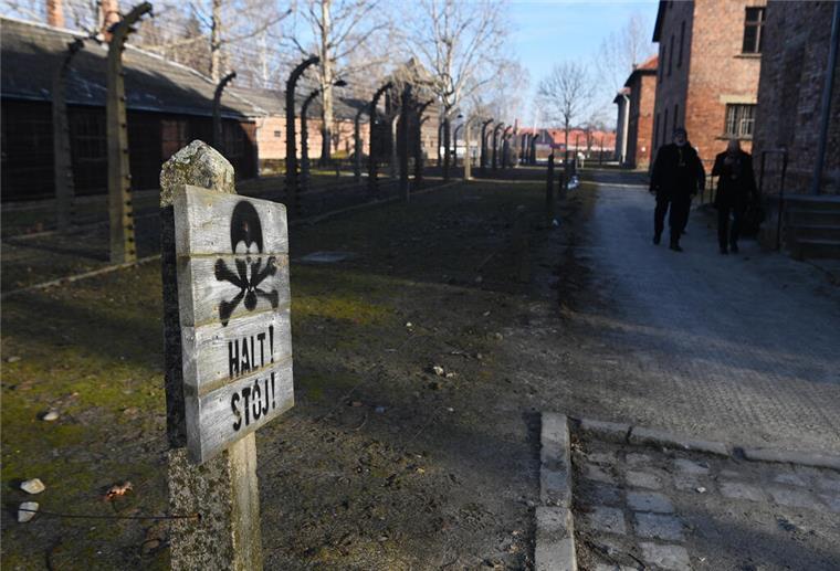 Ein Schild mit der Aufschrift "Halt Stop" im Konzentrations- und Vernichtungslager Auschwitz. 