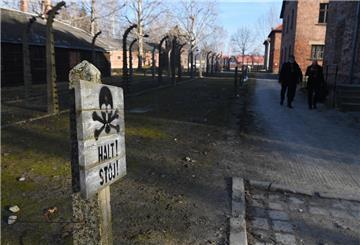 Ein Schild mit der Aufschrift "Halt Stop" im Konzentrations- und Vernichtungslager Auschwitz. 