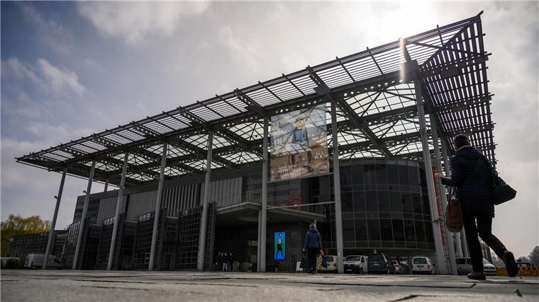 Porträts aus dem Kriegsalltag - Ukrainische Kohlezeichnungen Anlässlich des dritten Jahrestages des Angriffskrieges Russlands auf die Ukraine zeigt das Kunstmuseum Wolfsburg Werke einer jungen ukrainischen Künstlerin. (Symbolbild)
