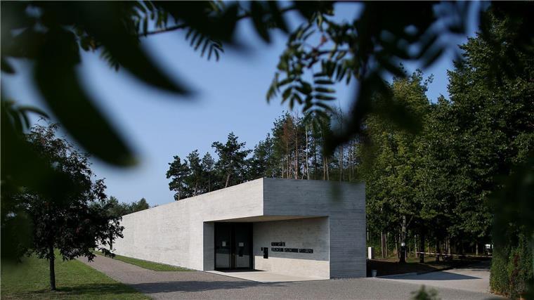 Anlässlich des Gedenkens an den 80. Jahrestag des Massakers in der Gedenkstätte Feldscheune Isenschnibbe Gardelegen wurde ein digitales Gedenkbuch präsentiert und zur Nutzung freigegeben. (Archivfoto)