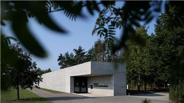 Anlässlich des Gedenkens an den 80. Jahrestag des Massakers in der Gedenkstätte Feldscheune Isenschnibbe Gardelegen wurde ein digitales Gedenkbuch präsentiert und zur Nutzung freigegeben. (Archivfoto)