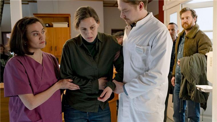 Mord in hehrer Absicht? Ostfrieslandkrimi bei Arte Ann Kathrin Klaasen (Picco von Groote) lässt sich ausgerechnet von Dr. Sommerfeldt (Sven Schelker) untersuchen.