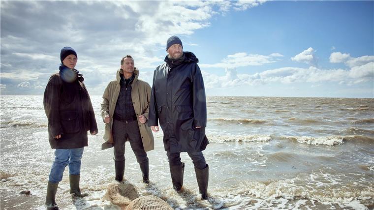 Ann Kathrin Klaasen (Picco von Groote) neben ihren Kollegen Rupert (Barnaby Metschurat) und Frank Weller (Christian Erdmann) vor einer angespülten Leiche.