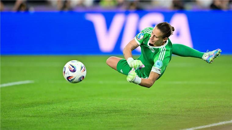 Für Opa ins Finale Ann-Katrin Berger hielt beim Viertelfinale der deutschen Fußballerinnen gegen Frankreich im Elfmeterschießen zwei Elfer.