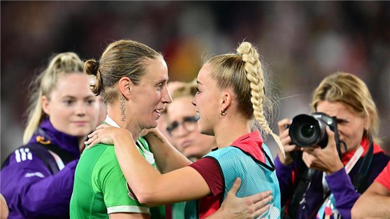 Die Besten auf dem Fußball-Platz Ann-Katrin Berger (links) und Giulia Gwinn (rechts) teilen sich den Titel „Fußballerin des Jahres“.