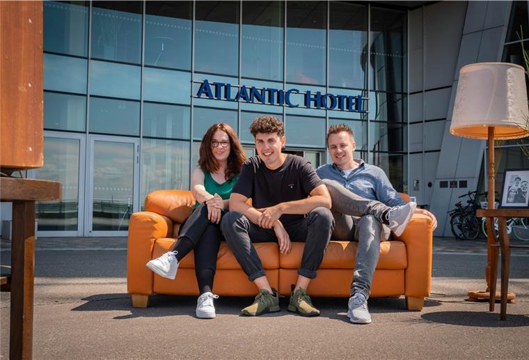 Ann-Kristin Hitzemann, Caspar Adickes und Jonas Klitzka (von links) vor dem Ort des Musikevents: dem Atlantic Hotel Sail City.