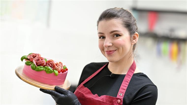 Anna Burkhardt aus Mannheim stellt Wursttorten her - auf Wunsch auch mit Salamirosen und Basilikumblättern.