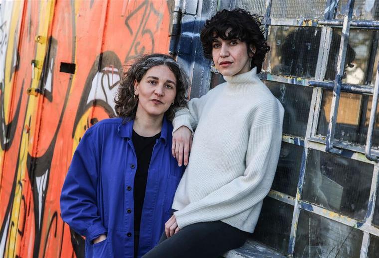 Uschi legt auf – wenn Seniorinnen DJ werden Anna Cainelli (links) und Sedaction sind DJ-Dozentinnen.