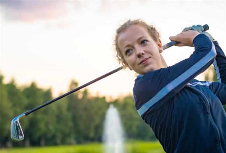 Belohnung fürs Ehrenamt: Golferin aus Sittensen gewinnt wichtigen Preis Anna-Christin Kaiser auf dem Übungsgrün.