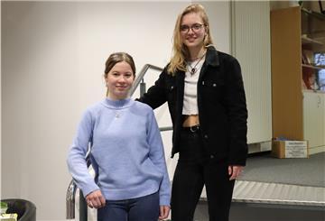 Anna Eckhoff (links) und Joy Rosenberg leiten die Planungen für den diesjährigen Abiball.
