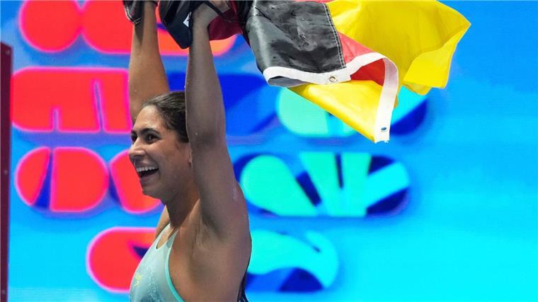 Elendts furioser Schwimm-Coup: „Bedeutet unglaublich viel“ Anna Elendt feiert mit der deutschen Fahne.