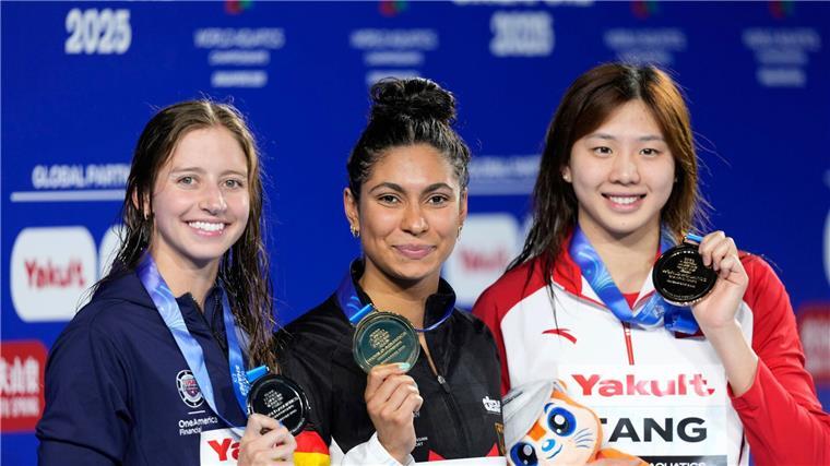 Überraschende Goldmedaille Anna Elendt (Mitte) gewann überraschend Gold über 100 Meter Brustschwimmen bei der WM.