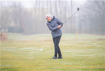 Anna Klug beim Golfspielen im Bürgerpark. Trotz anhaltenden Corona-Lockdowns boomen Freizeitsportarten wie Golf und Tennis.