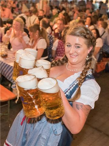 Anna Schumacher serviert acht Maß Bier auf dem Oktoberfest in Stotel.