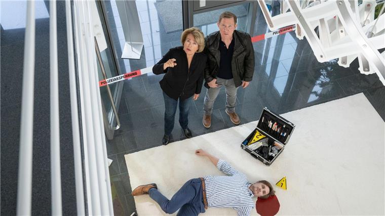 Wokeness, Gendern, Shitstorm - Der neue „Wilsberg“ Anna Springer (Rita Russek, l) und Kollege Overbeck (Roland Jankowsky ) stehen neben dem toten Verleger Carsten Wenkler (Thomas Jansen, r).