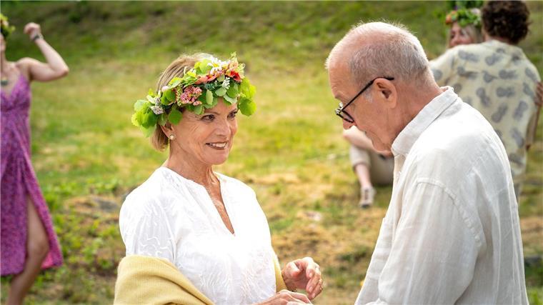 Liebesgeständnisse: Der 100. „Inga Lindström“ Anna (Uschi Glas) und Henrik (Leonard Lansink) tanzen auf dem Mittsommerfest.