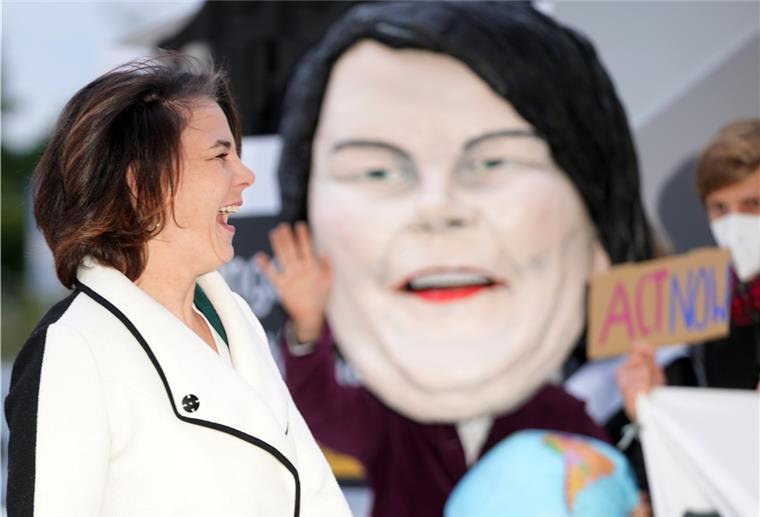 Annalena Baerbock, Bundesvorsitzende von Bündnis 90/Die Grünen, kommt am Tagungsort für die Sondierungsgespräche an. Sie wird von Fridays for Future Aktivisten empfangen, die sich für eine strengere Klimapolitik einsetzen.