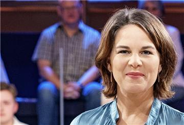Annalena Baerbock (M), Spitzenkandidatin von Bündnis90/ Die Grünen zur Bundestagswahl, steht in der ARD-Wahlarena zur Bundestagswahl in der Kulturwerft Gollan.
