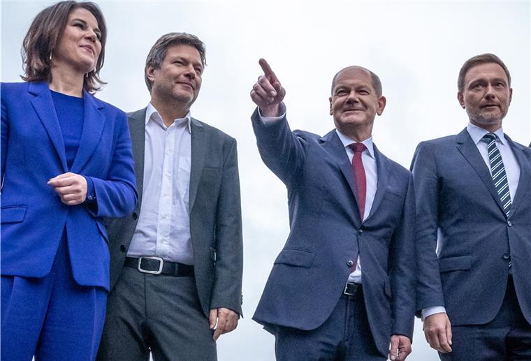 Koalitionsvertrag für Ampel-Regierung steht Annalena Baerbock, Robert Habeck (von links, beide Bundesvorsitzende von Bündnis 90/Die Grünen), SPD-Kanzlerkandidat Olaf Scholz und Christian Lindner, Parteivorsitzender der FDP stellen den Koalitionsvertrag vor.