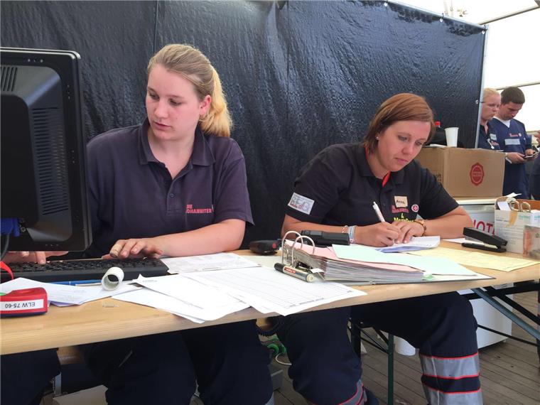 Johanniter haben beim Deichbrand alles im Griff Annalena Bruelheide (links) und Ann-Kathrien Liebold von den Johannitern empfangen Patienten an der Haupthilfsstelle.