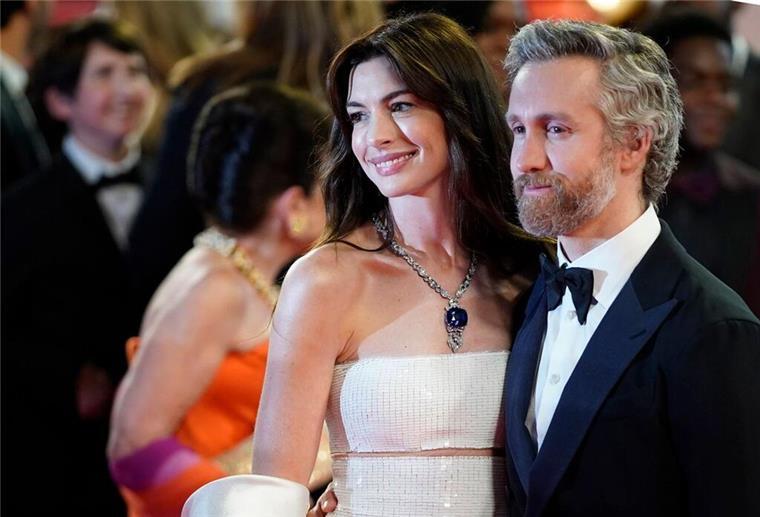 Anne Hathaway schaut ihren Mann gerne einfach nur an Anne Hathaway kann ihren Mann Adam Shulman nicht für jede Idee begeistern.