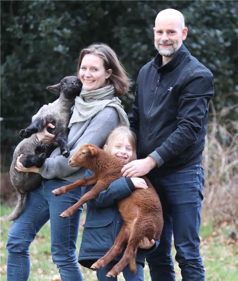 Wie Familie Lindau zu zwei Oster-Lämmern kam Anne-Katrin, Eike und Peter Lindau aus Kramelheide mit ihren Osterlämmern.