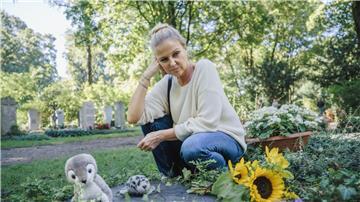 Anne Schuchardt am Grab. 