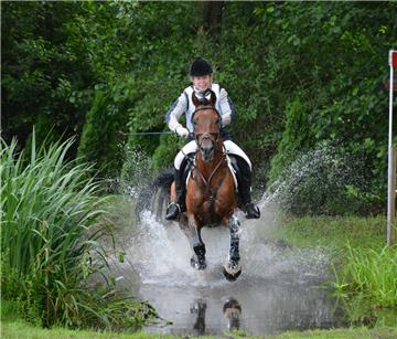 Anne von Borstel vom Reitverein Sandbostel auf Handsome 9 bei der anspruchsvollen Geländeprüfung. In der Wertung 3/2 Vielseitigkeitsprüfung Klasse A kam sie auf den dritten Platz. Fotos 