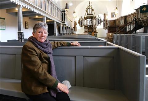 Annegret Martens gibt Einblick in die Langwarder Kirche.