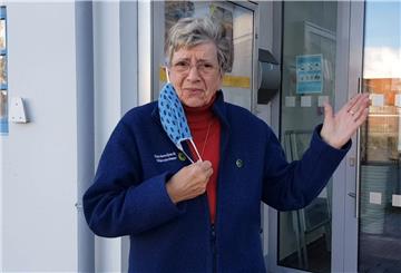 Annegret Martens vor dem Nationalparkhaus und Museum Fedderwardersiel. Für den Eintritt gilt: Maske auf.